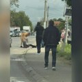 (Foto) Stariji čovek čekao autobus na stanici, auto naleteo na njega i pokosio ga! "Udario je glavom o beton, krv mu je lila…