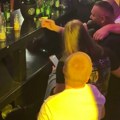 (Video) Otac sa decom koju je majka ostavila došao na nastup pevača, prolio suze dok je slušao pesmu: "Što krivo je dete, da…