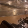 Dramatični snimci sa Rodosa: Bujica odnela automobil u more, mladić (25) nije uspeo da se spase