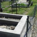 Nečuveno u Šumadiji: Kragujevčanin sam pomerio ogradu groblja pa sebi sazidao grobnice skoro na ulici?! (foto)