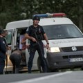 Iz Banjske izašlo vozilo Hitne pomoći u pratnji policije