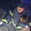 Drama kod Novog Pazara: Tročlana porodica sletela kolima u kanjon reke Ibar, iz duboke provalije izvlače ih…