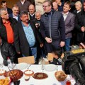 Vučić u Pambukovici razgovarao s meštanima: Obećao izgradnju puteva, uz aplauz i spremno pečenje