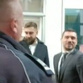 Stanari zgrade u Vojvode Stepe izveli „građansko hapšenje“ i sprečili popis glasača: SNS aktivisti doveli direktora PIO…