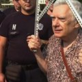 Skandalozno! Ćuta doveo seksualnog napasnika da probija kordon policije i upada u Palatu Srbija (video)