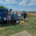 Šajkaški Ljubitelji prirode u akciji zalivanja drveća Mladim stablima treba pomoći kad je suša