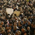 Demonstranti u Abhaziji vraćaju vojsci kamione parkirane ispred parlamenta