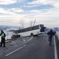 Prve slike sa mesta stravične nesreće! Direktan sudar kamiona i putničkog autobusa kod Kraljeva, tri osobe povređene!