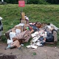Tabla jasno kaže NE, kamera sve vidi – ali nesavesni pojedinci i dalje ostavljaju kabasti otpad pored kontejnera