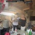 Tata postao pre šest meseci, a dete još nije ni video! Pijan i uplakan slavi rođenje ćerke, drugari mu cepaju majicu (foto)