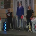 "Kako sam pobedio obojenu revoluciju" u Užicu: Kartonski Vučić na "promociji svoje knjige"