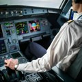 Pilot prišao devojci i bez reči joj dao salvetu sa porukom: "Beži" VIDEO