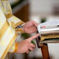 "Otišao sam da svetim vodicu i zaljubio se u verenu ženu" Šok ispovest bivšeg sveštenika: "Pet godina smo bili u tajnoj vezi…