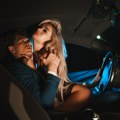Seks u kolima dok su jurili 140 na sat? Pa, evo kako je prošlo