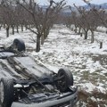 (Foto) Drama u Lučanima: Vozač izgubio kontrolu u krivini, automobil završio na krovu u jarku