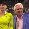 Skandal na dodeli trofeja: Moćnik dodirivao šampionku Australijan opena, evo šta je uradila