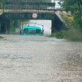 Potop u Kraljevu: Obilan pljusak paralisao grad, vozila zarobljena u vodi