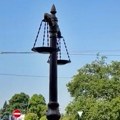 Na Terazijama postavljena skulptura u obliku vage sa dva tasa