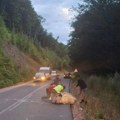 Da je neko tada prošao kolima, stena bi ga smrskala! Jeziv prizor na putu u Srbiji: Nevreme pokrenulo odron