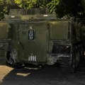 Pijanici seli u vojni oklopnjak od 15 tona i napravili totalni haos: Zgnječili niz automobila, pa ga uredno parkirali