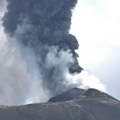 Erupcija Etne na Siciliji: Vulkanski oblak dostigao visinu od sedam kilometara, pepeo zasuo mesto Bronte