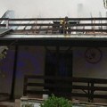 Grom zapalio krov kuće kod Prokuplja: Vatrogasci se bore sa velikim požarom