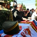 Историја памти, народ брани сец́ање: Руско историјско друштво поводом сахране генерала Младиц́а