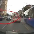 Za dlaku izbegnuta tragedija na Banovom Brdu! Pogledajte kako bahati vozač ugrožava sve pred sobom (snimak)