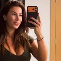 (Foto) Voditeljka puca u braon helankama: Smršala 20 kilograma pa pokazala kako je izgubila kilograme, preznojava se na…