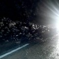 Kamena lavina krenula niz brdo: Odron na magistralnom putu kod Mokre Gore, za dlaku izbegnuta tragedija (foto)