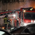 Bukti požar u stambenoj zgradi na Miljakovcu: Vatrogasci pokušavaju da savladaju vatru FOTO