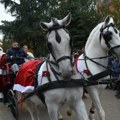 Deda Mraz doneo „kutiju želja“: Kutija za dečja pisma postavljena u centru Kikinde (foto)