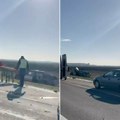 Sudar kamiona i 2 automobila na auto-putu za Novi Sad! Povređeno 5 osoba, vozila smrskana, staklo rasuto po putu (video)
