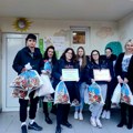 Učenici Ekonomske škole odneli paketiće udruženjima „NURDOR“ i „Dar za dečiji osmeh“