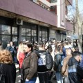 Bankari u odbrani kurtijeve otimačine: U Severnoj Mitrovici redovi pred bankom, u Briselu danas razgovori o zabrani dinara
