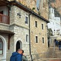 Hiljade vernika u manastiru Ostrog na praznik Svetog Vasilija Ostroškog