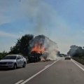 (Video) Buktinja na putu novi SAD-Zrenjanin Izbacio opušak iz kola i zapalio prikolice sa senom?