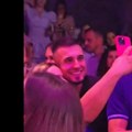 Devojke saleću sina dragane Mirković na njenom nastupu: Isplivao snimak iz kluba, evo kako Marko reaguje dok mu se udvaraju