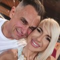 (Foto) Jovana Jeremić sa dečkom biznismenom na marakani: Voditeljka u loži sa Draganom, obukla minić, a on drži ruku na…