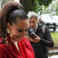 Ceca "grmi" u crvenom: Kao filmska diva stigla na snimanje zg, u ruci drži detalj vredan 640.000 dinara