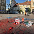 Crvena farba, natpisi „Ubice“ i demolirana Gradska kuća: Pogledajte kako Novi Sad izgleda jutro nakon haosa FOTO