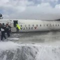 Avion se srušio na pistu naopačke! Ljudi u panici, jezive slike sa meste nesreće (foto/video)