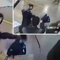 Gledajte kako "pobesneli" robot napada radnike u kineskoj fabrici u zastrašujućem pokušaju da se oslobodi