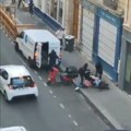 Žena vrišti, napadači je vuku po ulici, muškarac je štiti Jeziv snimak pokušaja otmice u Parizu! (video)