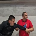 VIDEO Prekinuta sednica Skupštine Kraljeva: Obezbeđenje pokušalo da skloni sa govornice odbornika