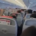 Vrisak i panika u avionu: Putnik snimio zastrašujuću turbulenciju, jedva izbegnuta katastrofa (Video)