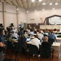 Sednica Skupštine u Novom Pazaru još nije počela, odbornici većine u salu ušli na sporedni ulaz