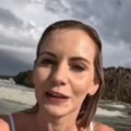 Influenserka se snimala U okeanu, pa doživela horor Nije ni slutila šta pliva oko nje, zaledila se od užasa! (video)