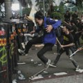 (VIDEO/FOTO) Protesti protiv policije u Indoneziji: Opljačkana kuća ministarke finansija, zapaljena zgrada lokalne skupštine