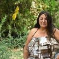 Kupa se u dvorištu, živi u kući bez struje: Pevačica iz "Nikad nije kasno" dobila novu priliku, postala deo benda i ne skida…